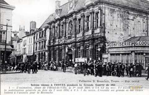 Devant l'hôtel de ville (Troyes)