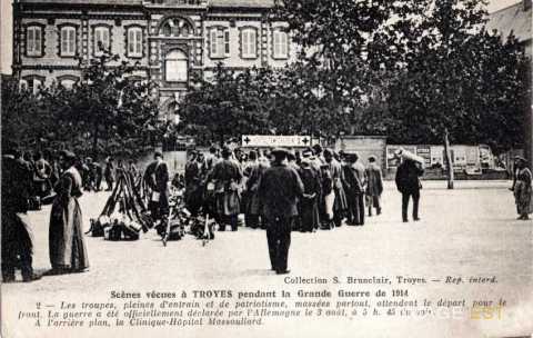 Devant l'hôpital temporaire (Troyes)