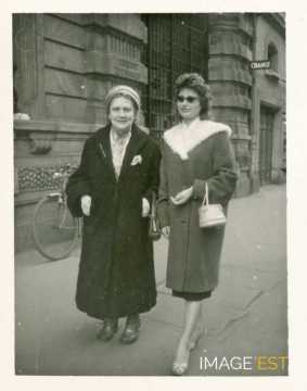 Groupe de deux femmes (Nancy)