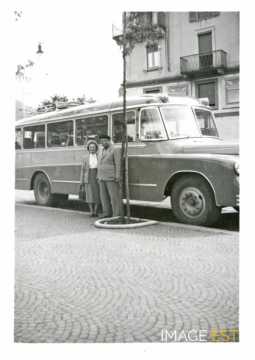 Autobus à l'arrêt (Meurthe-et-Moselle ?)