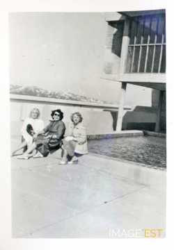 Femmes assises devant un immeuble Le Corbusier (Marseille)