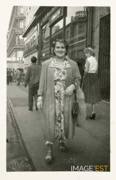 Femme photographiée rue Saint-Jean (Nancy)
