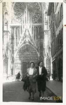 Femmes devant la cathédrale (Strasbourg)