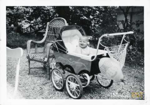 Enfant assis dans un landau (Nancy)