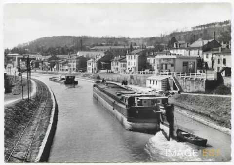 Péniches sur le canal (Maxéville)