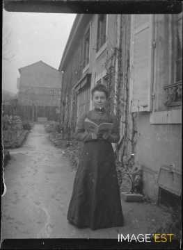 Jeune femme tenant un livre (Maxéville)