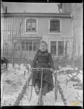 Enfant sur un tricycle (Maxéville)