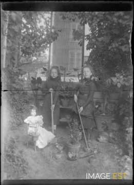 Deux filles jardinant (Maxéville)