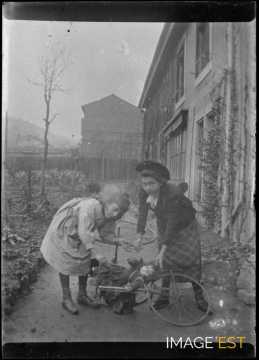 Deux filles avec un tricycle (Maxéville)