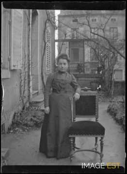 Jeune fille posant (Maxéville)