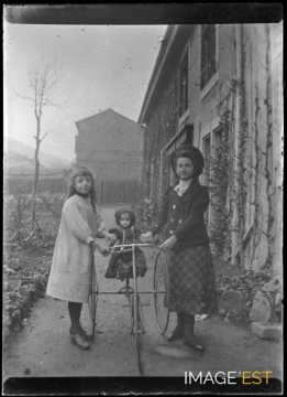 Deux filles avec un tricycle (Maxéville)