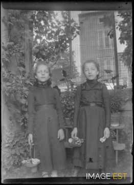 Deux filles au jardin (Maxéville)