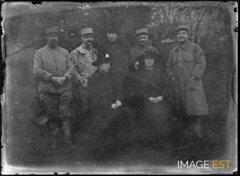 Groupe de soldats et femmes (Dombasle-sur-Meurthe)