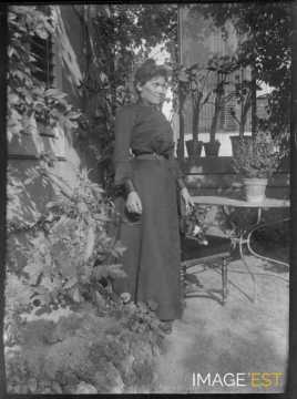 Femme dans un jardin  (Maxéville)