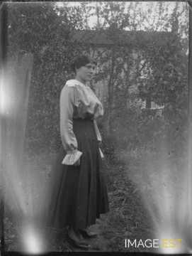 Femme dans un jardin  (Maxéville)