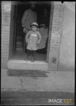 Jeune enfant au casque (Dombasle-sur-Meurthe)
