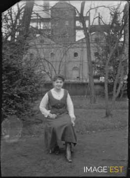 Jeune femme dans un parc (Dombasle-sur-Meurthe)