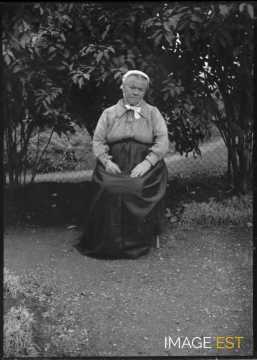 Femme assise dans un parc (Dombasle-sur-Meurthe)
