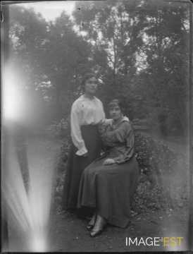 Deux femmes dans un parc (Dombasle-sur-Meurthe)