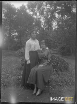 Deux femmes dans un parc (Dombasle-sur-Meurthe)