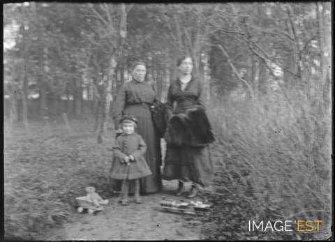 Deux femmes et un enfant dans un parc (Dombasle-sur-Meurthe)