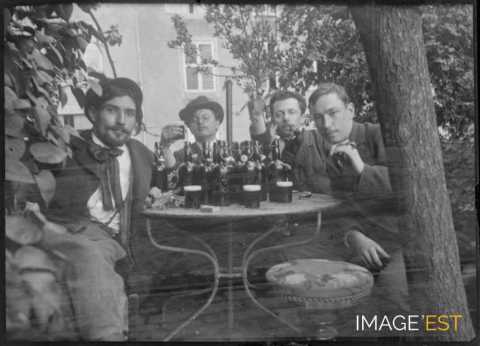Hommes attablés dans un jardin  (Maxéville)