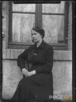 Femme assise (Dombasle-sur-Meurthe)