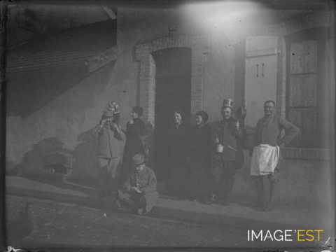 Groupe de personnes (Dombasle-sur-Meurthe)