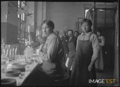 Groupe de laborantins (Dombasle-sur-Meurthe)