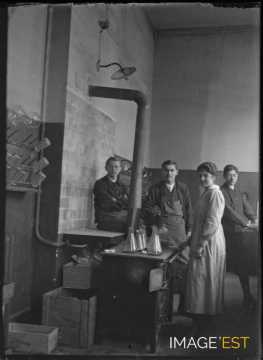 Groupe de laborantins (Dombasle-sur-Meurthe)