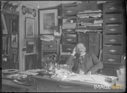 Homme dans un bureau