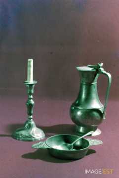 Pichet, écuelle et chandelier en étain (Musée lorrain)