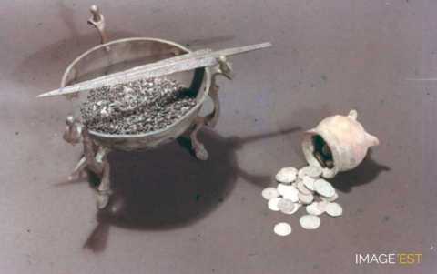 Réchaud, poignard et pièces de monnaie (1635)