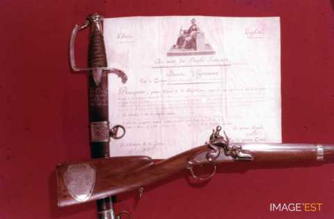 Sabre, fusil et brevet d'honneur
