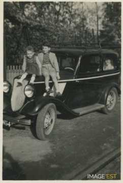 Enfants sur une automobile (Maxéville)