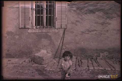 Enfant avec un chien (Germiny)