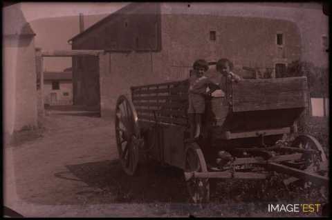 Enfants sur un chariot (Germiny)