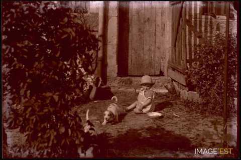 Enfant avec deux chiens (Germiny)