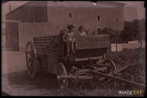Enfants sur un chariot (Germiny)