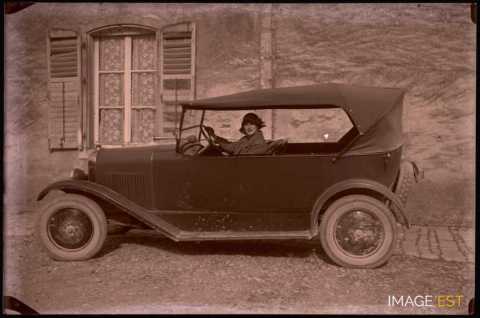 Femme dans une automobile (Germiny)