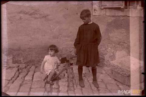 Petite fille jouant (Germiny)