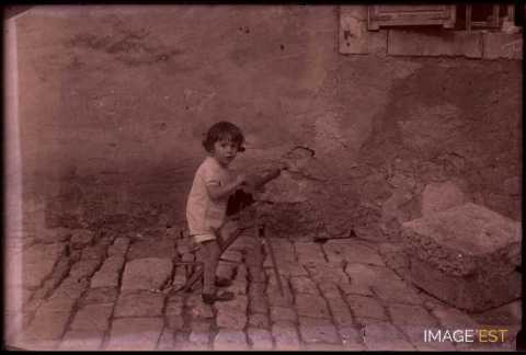 Petite fille jouant (Germiny)