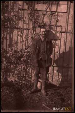 Homme debout (Germiny)