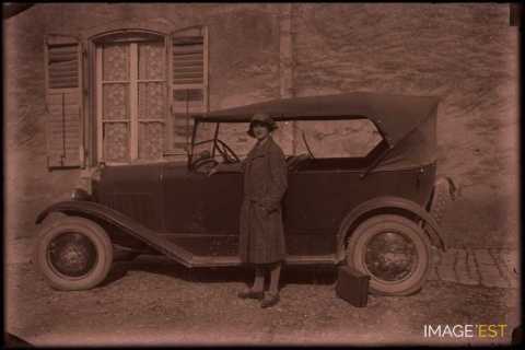 Femme devant une automobile (Germiny)