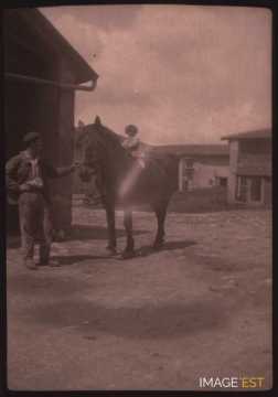 Enfant sur un cheval (Germiny)