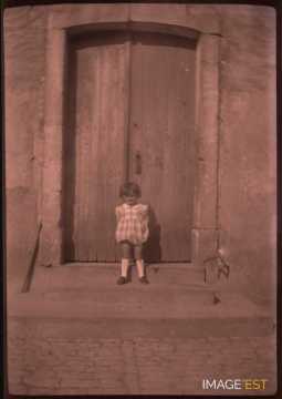 Enfant devant une porte (Germiny)