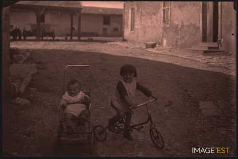 Enfants jouant (Germiny)