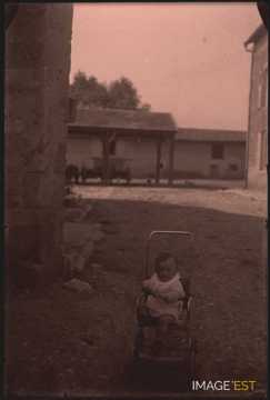 Enfant dans une poussette (Germiny)