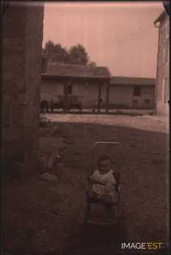 Enfant dans une poussette (Germiny)