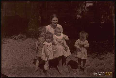 Mère et enfants (Germiny)